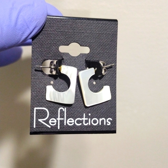 Women's Silver-tone Hardware Small Seashell Open Hoop Design Earrings 0.75", #4 - Picture 1 of 4